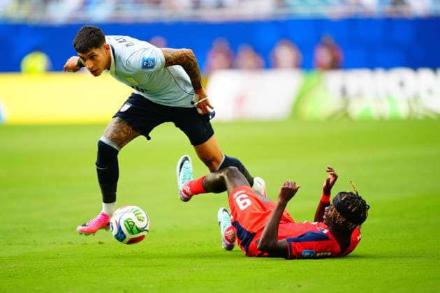 Uruguay v Cape Verde - FIFA World Cup, WM, Weltmeisterschaft, Fussball 2026 - Group H FLORIDA, USA - JUNE 21: Gilson Benchimol Tavares (9) of Cape Verde in action against Mathias Olivera (16) of Uruguay during the 2026 FIFA World Cup First Stage Group H match between Uruguay and Cape Verde at the Hard Rock Stadium (Miami Stadium) in Miami Gardens, Florida, United States on June 21, 2026. Evrim Aydin Anadolu Florida United States. Editorial use only. Please get in touch for any other usage.  Copyright: x2026xAnadoluxEvrimxAydinx