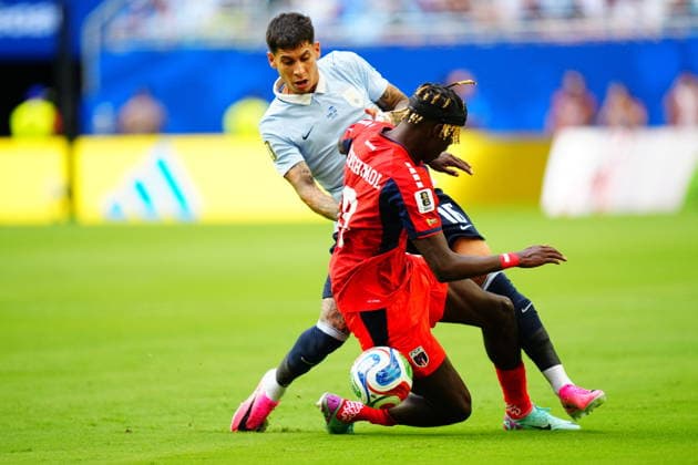 Uruguay v Cape Verde - FIFA World Cup, WM, Weltmeisterschaft, Fussball 2026 - Group H FLORIDA, USA - JUNE 21: Gilson Benchimol Tavares (9) of Cape Verde in action against Mathias Olivera (16) of Uruguay during the 2026 FIFA World Cup First Stage Group H match between Uruguay and Cape Verde at the Hard Rock Stadium (Miami Stadium) in Miami Gardens, Florida, United States on June 21, 2026. Evrim Aydin Anadolu Florida United States. Editorial use only. Please get in touch for any other usage.  Copyright: x2026xAnadoluxEvrimxAydinx
