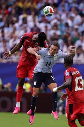 FIFA World Cup, WM, Weltmeisterschaft, Fussball 2026 - Group H - Uruguay vs Cape Verde Diney of Cape Verde (L) in action against Agustin Canobbio of Uruguay (R) during the FIFA World Cup 2026 group stage match Uruguay against Cape Verde, in Miami, Florida, USA, 21 June 2026. MIAMI United States  Copyright: xCRISTOBALxHERRERA-ULASHKEVICHx