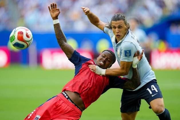 Sidny Lopes Cabral (Cabo Verde) und Agustin Canobbio (Uruguay) battle for the ball during the FIFA World Cup, WM, Weltmeisterschaft, Fussball 2026 Group H match between Uruguay and Cabo Verde at Miami Stadium on June 21, 2026 in Miami, United States. (Photo by Alex Gottschalk DeFodi Images) - *** Sidny Lopes Cabral of Cape Verde and Agustín Canobbio of Uruguay battle for the ball during the 2026 FIFA World Cup Group H match between Uruguay and Cape Verde at Miami Stadium on June 21, 2026, in Miami, United States. Photo by Alex Gottschalk, DeFodi Images,detected_source_language
