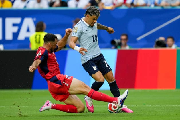 Pico Lopes (Cabo Verde) und Maxi Araujo (Uruguay) battle for the ball during the FIFA World Cup, WM, Weltmeisterschaft, Fussball 2026 Group H match between Uruguay and Cabo Verde at Miami Stadium on June 21, 2026 in Miami, United States. (Photo by Alex Gottschalk DeFodi Images) - *** Pico Lopes of Cape Verde and Maxi Araujo of Uruguay battle for the ball during the 2026 FIFA World Cup Group H match between Uruguay and Cape Verde at Miami Stadium on June 21, 2026, in Miami, United States. Photo by Alex Gottschalk, DeFodi Images,detected_source_language