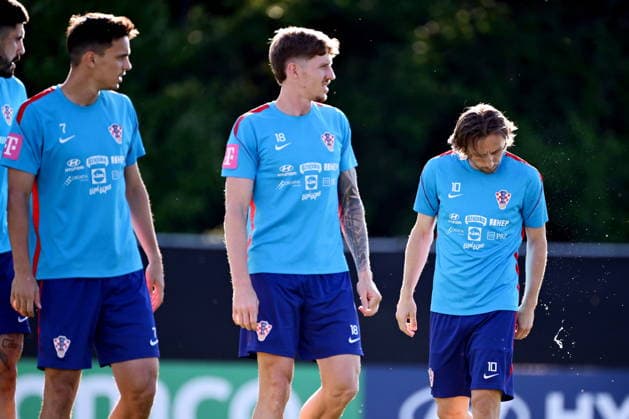 Alexandria, USA, 210626. Croatian national football team training at the training center of the World Cup base camp, located at the Episcopal Gymnasium. In the photo: Kristijan Jakic, Luka Modric. Photo: Boris Kovacev CROPIX Copyright: xxBorisxKovacevx trening_hrvatska2-210626