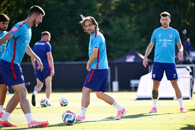 Alexandria, USA, 210626. Croatian national football team training at the training center of the World Cup base camp, located at the Episcopal Gymnasium. In the photo: Petar Sucic, Luka Modric, Ivan Perisic. Photo: Boris Kovacev CROPIX Copyright: xxBorisxKovacevx trening_hrvatska12-210626
