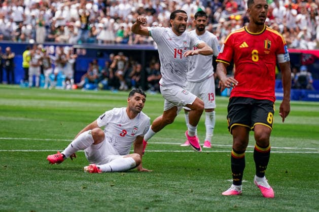 USA: Fußball FIFA World Cup, WM, Weltmeisterschaft, Fussball 2026 Gruppenphase Gruppe G Belgien vs Iran SoFi Stadium (Inglewood, Los Angeles County, Kalifornien): Ramin Rezaeian (Iran 23) nimmt den Freistoß von Mehdi Taremi (Iran 9) auf und macht das Tor, Schiedsrichter Dario Herrera (Argentinien) entscheidet auf Abseits. *** USA Soccer 2026 FIFA World Cup Group Stage Group G Belgium vs. Iran SoFi Stadium, Inglewood, Los Angeles County, California Ramin Rezaeian (Iran 23) receives a free kick from Mehdi Taremi (Iran 9) and scores the goal, Referee Dario Herrera of Argentina calls offside,detected_source_language Copyright: xJOERANxSTEINSIEKx