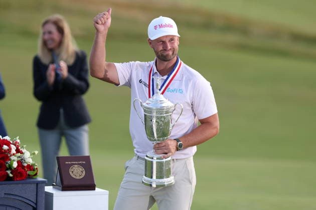 US Open Golf Championship - Round 4 Wyndham Clark of the US celebrates with the trophy after winning the 2026 US Open golf tournament at the Shinnecock Hills Golf Club in Southampton, New York, USA, 21 June 2026. SOUTHAMPTON NEW YORK UNITED STATES  Copyright: xSARAHxYENESELx