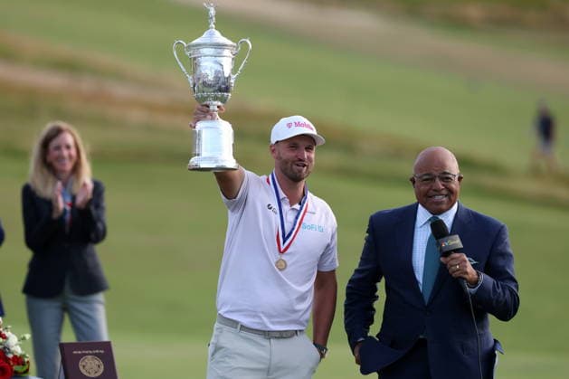 US Open Golf Championship - Round 4 Wyndham Clark of the US celebrates with the trophy after winning the 2026 US Open golf tournament at the Shinnecock Hills Golf Club in Southampton, New York, USA, 21 June 2026. SOUTHAMPTON NEW YORK UNITED STATES  Copyright: xSARAHxYENESELx