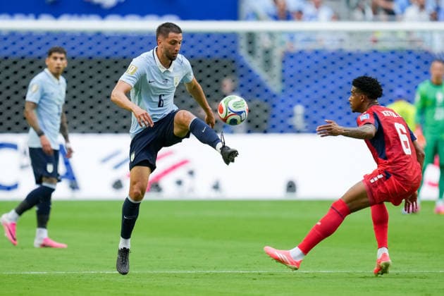 Rodrigo Bentancur (Uruguay) und Kevin Pina (Cabo Verde) battle for the ball during the FIFA World Cup, WM, Weltmeisterschaft, Fussball 2026 Group H match between Uruguay and Cabo Verde at Miami Stadium on June 21, 2026 in Miami, United States. (Photo by Alex Gottschalk DeFodi Images) - *** Rodrigo Bentancur of Uruguay and Kevin Pina of Cape Verde battle for the ball during the 2026 FIFA World Cup Group H match between Uruguay and Cape Verde at Miami Stadium on June 21, 2026, in Miami, United States. Photo by Alex Gottschalk, DeFodi Images,detected_source_language