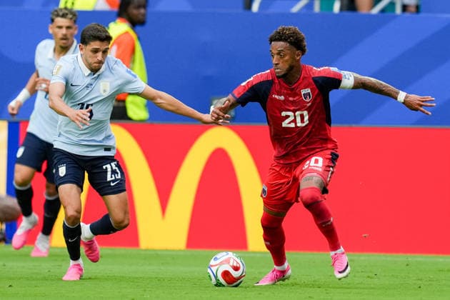 Juan Manuel Sanabria (Uruguay) und Ryan Mendes (Cabo Verde) battle for the ball during the FIFA World Cup, WM, Weltmeisterschaft, Fussball 2026 Group H match between Uruguay and Cabo Verde at Miami Stadium on June 21, 2026 in Miami, United States. (Photo by Alex Gottschalk DeFodi Images) - *** Juan Manuel Sanabria of Uruguay and Ryan Mendes of Cape Verde battle for the ball during the 2026 FIFA World Cup Group H match between Uruguay and Cape Verde at Miami Stadium on June 21, 2026, in Miami, United States. Photo by Alex Gottschalk, DeFodi Images,detected_source_language