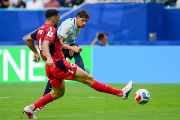 Federico Valverde (Uruguay) controls the ball during the FIFA World Cup, WM, Weltmeisterschaft, Fussball 2026 Group H match between Uruguay and Cabo Verde at Miami Stadium on June 21, 2026 in Miami, United States. (Photo by Alex Gottschalk DeFodi Images) - *** Federico Valverde of Uruguay controls the ball during the 2026 FIFA World Cup Group H match between Uruguay and Cape Verde at Miami Stadium on June 21, 2026, in Miami, United States. Photo by Alex Gottschalk, DeFodi Images,detected_source_language