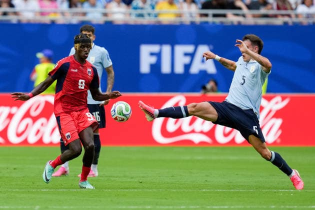 Gilson Benchimol (Cabo Verde) und Manuel Ugarte (Uruguay) battle for the ball during the FIFA World Cup, WM, Weltmeisterschaft, Fussball 2026 Group H match between Uruguay and Cabo Verde at Miami Stadium on June 21, 2026 in Miami, United States. (Photo by Alex Gottschalk DeFodi Images) - *** Gilson Benchimol of Cape Verde and Manuel Ugarte of Uruguay battle for the ball during the 2026 FIFA World Cup Group H match between Uruguay and Cape Verde at Miami Stadium on June 21, 2026, in Miami, United States. Photo by Alex Gottschalk, DeFodi Images,detected_source_language