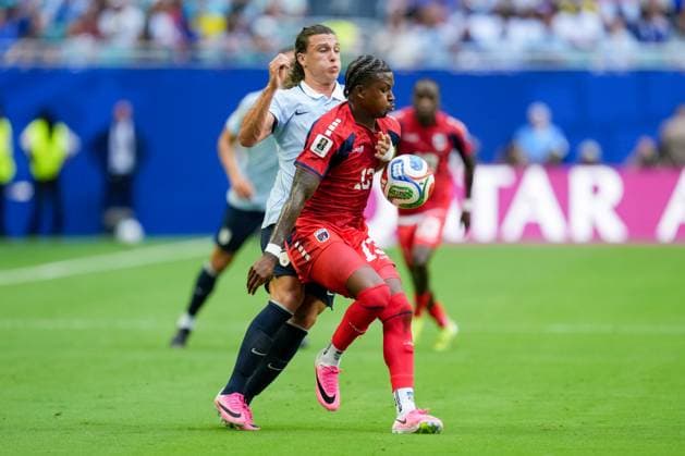 Sidny Lopes Cabral (Cabo Verde) und Agustin Canobbio (Uruguay) battle for the ball during the FIFA World Cup, WM, Weltmeisterschaft, Fussball 2026 Group H match between Uruguay and Cabo Verde at Miami Stadium on June 21, 2026 in Miami, United States. (Photo by Alex Gottschalk DeFodi Images) - *** Sidny Lopes Cabral of Cape Verde and Agustín Canobbio of Uruguay battle for the ball during the 2026 FIFA World Cup Group H match between Uruguay and Cape Verde at Miami Stadium on June 21, 2026, in Miami, United States. Photo by Alex Gottschalk, DeFodi Images,detected_source_language