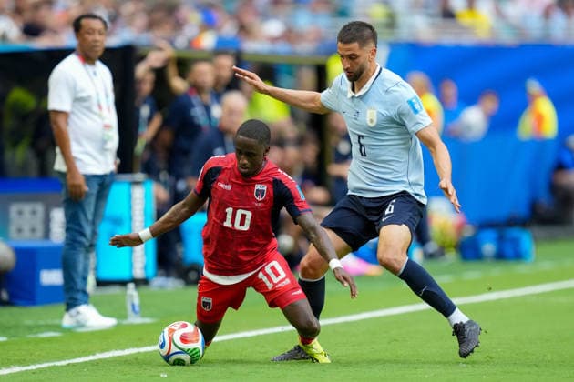 Jamiro Monteiro (Cabo Verde) und Rodrigo Bentancur (Uruguay) battle for the ball during the FIFA World Cup, WM, Weltmeisterschaft, Fussball 2026 Group H match between Uruguay and Cabo Verde at Miami Stadium on June 21, 2026 in Miami, United States. (Photo by Alex Gottschalk DeFodi Images) - *** Jamiro Monteiro of Cape Verde and Rodrigo Bentancur of Uruguay battle for the ball during the 2026 FIFA World Cup Group H match between Uruguay and Cape Verde at Miami Stadium on June 21, 2026, in Miami, United States. Photo by Alex Gottschalk, DeFodi Images,detected_source_language