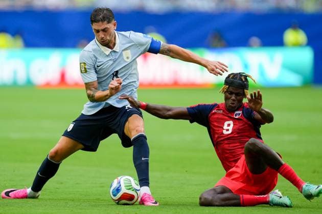 Federico Valverde (Uruguay) und Gilson Benchimol (Cabo Verde) battle for the ball during the FIFA World Cup, WM, Weltmeisterschaft, Fussball 2026 Group H match between Uruguay and Cabo Verde at Miami Stadium on June 21, 2026 in Miami, United States. (Photo by Alex Gottschalk DeFodi Images) - *** Federico Valverde of Uruguay and Gilson Benchimol of Cape Verde battle for the ball during the 2026 FIFA World Cup Group H match between Uruguay and Cape Verde at Miami Stadium on June 21, 2026, in Miami, United States. Photo by Alex Gottschalk, DeFodi Images,detected_source_language