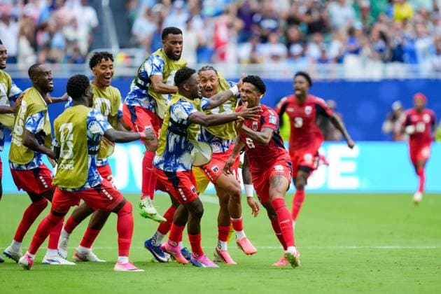 Kevin Pina (Cabo Verde) celebrates after scoring his team s first goal with teammates during the FIFA World Cup, WM, Weltmeisterschaft, Fussball 2026 Group H match between Uruguay and Cabo Verde at Miami Stadium on June 21, 2026 in Miami, United States. (Photo by Alex Gottschalk DeFodi Images) - *** Kevin Pina of Cape Verde celebrates with his teammates after scoring his teams first goal during the 2026 FIFA World Cup Group H match between Uruguay and Cape Verde at Miami Stadium on June 21, 2026, in Miami, United States. Photo by Alex Gottschalk, DeFodi Images,detected_source_language