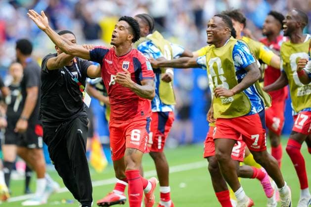 Kevin Pina (Cabo Verde) celebrates after scoring his team s first goal with teammates during the FIFA World Cup, WM, Weltmeisterschaft, Fussball 2026 Group H match between Uruguay and Cabo Verde at Miami Stadium on June 21, 2026 in Miami, United States. (Photo by Alex Gottschalk DeFodi Images) - *** Kevin Pina of Cape Verde celebrates with his teammates after scoring his teams first goal during the 2026 FIFA World Cup Group H match between Uruguay and Cape Verde at Miami Stadium on June 21, 2026, in Miami, United States. Photo by Alex Gottschalk, DeFodi Images,detected_source_language