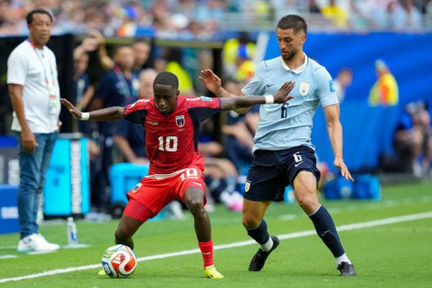 Jamiro Monteiro (Cabo Verde) und Rodrigo Bentancur (Uruguay) battle for the ball during the FIFA World Cup, WM, Weltmeisterschaft, Fussball 2026 Group H match between Uruguay and Cabo Verde at Miami Stadium on June 21, 2026 in Miami, United States. (Photo by Alex Gottschalk DeFodi Images) - *** Jamiro Monteiro of Cape Verde and Rodrigo Bentancur of Uruguay battle for the ball during the 2026 FIFA World Cup Group H match between Uruguay and Cape Verde at Miami Stadium on June 21, 2026, in Miami, United States. Photo by Alex Gottschalk, DeFodi Images,detected_source_language