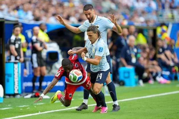 Jamiro Monteiro (Cabo Verde), Agustin Canobbio (Uruguay) und Rodrigo Bentancur (Uruguay) battle for the ball during the FIFA World Cup, WM, Weltmeisterschaft, Fussball 2026 Group H match between Uruguay and Cabo Verde at Miami Stadium on June 21, 2026 in Miami, United States. (Photo by Alex Gottschalk DeFodi Images) - *** Jamiro Monteiro of Cape Verde, Agustín Canobbio of Uruguay, and Rodrigo Bentancur of Uruguay battle for the ball during the 2026 FIFA World Cup Group H match between Uruguay and Cape Verde at Miami Stadium on June 21, 2026, in Miami, United States. Photo by Alex Gottschalk, DeFodi Images,detected_source_language