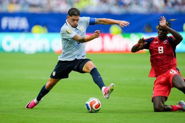 Federico Valverde (Uruguay) und Gilson Benchimol (Cabo Verde) battle for the ball during the FIFA World Cup, WM, Weltmeisterschaft, Fussball 2026 Group H match between Uruguay and Cabo Verde at Miami Stadium on June 21, 2026 in Miami, United States. (Photo by Alex Gottschalk DeFodi Images) - *** Federico Valverde of Uruguay and Gilson Benchimol of Cape Verde battle for the ball during the 2026 FIFA World Cup Group H match between Uruguay and Cape Verde at Miami Stadium on June 21, 2026, in Miami, United States. Photo by Alex Gottschalk, DeFodi Images,detected_source_language