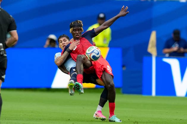 Mathias Olivera (Uruguay) und Gilson Benchimol (Cabo Verde) battle for the ball during the FIFA World Cup, WM, Weltmeisterschaft, Fussball 2026 Group H match between Uruguay and Cabo Verde at Miami Stadium on June 21, 2026 in Miami, United States. (Photo by Alex Gottschalk DeFodi Images) - *** Mathias Olivera of Uruguay and Gilson Benchimol of Cape Verde battle for the ball during the 2026 FIFA World Cup Group H match between Uruguay and Cape Verde at Miami Stadium on June 21, 2026, in Miami, United States. Photo by Alex Gottschalk, DeFodi Images,detected_source_language