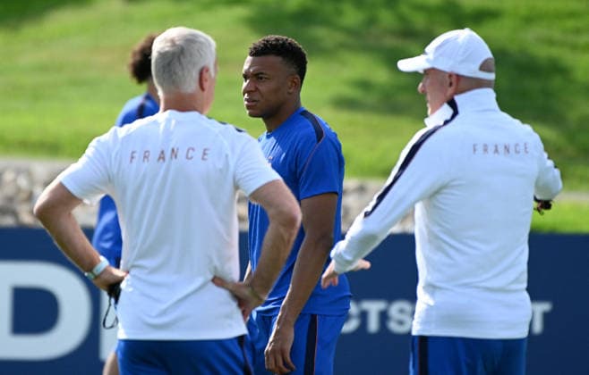 2026 World Cup - French national team, Nationalteam Training Session in Philadelphia Coach Didier Deschamps and Kylian Mbappe of France during a training session of the French national team, at Philadelphia university on June 21, 2026 in Philadelphia, Pennsylvania. Photo by Olivier Douliery ABACAPRESS.COM Philadelphia Pennsylvania United States  Copyright: xDoulieryxOlivier ABACAx