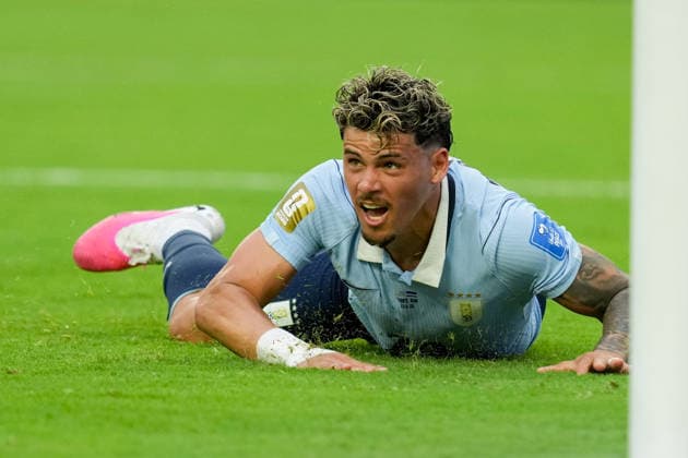 Maxi Araujo (Uruguay) looks on during the FIFA World Cup, WM, Weltmeisterschaft, Fussball 2026 Group H match between Uruguay and Cabo Verde at Miami Stadium on June 21, 2026 in Miami, United States. (Photo by Alex Gottschalk DeFodi Images) - *** Maxi Araujo of Uruguay watches the action during the 2026 FIFA World Cup Group H match between Uruguay and Cabo Verde at Miami Stadium on June 21, 2026, in Miami, United States. Photo by Alex Gottschalk, DeFodi Images,detected_source_language
