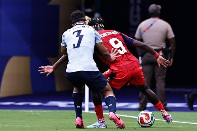 FIFA World Cup, WM, Weltmeisterschaft, Fussball 2026, Uruguay vs Cabo Verde Cabo Verde s 9 forward Gilson Benchimol, (R) protects the ball from Uruguay s 3 defender Sebastian Caceres, during FIFA World CUP 2026, Uruguay vs Cabo Verde at the Miami Stadium on June 21, 2026. Miami Gardens United States