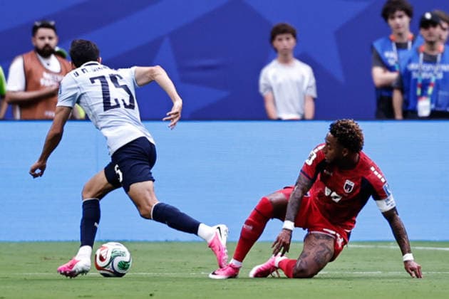 FIFA World Cup, WM, Weltmeisterschaft, Fussball 2026, Uruguay vs Cabo Verde Uruguay™s 25 midfielder Juan Manuel Sanabria, (L) advances with the ball during FIFA World CUP 2026, Uruguay vs Cabo Verde at the Miami Stadium on June 21, 2026. Miami Gardens United States