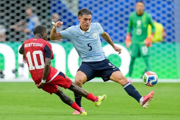Jamiro Monteiro (Cabo Verde) und Manuel Ugarte (Uruguay) battle for the ball during the FIFA World Cup, WM, Weltmeisterschaft, Fussball 2026 Group H match between Uruguay and Cabo Verde at Miami Stadium on June 21, 2026 in Miami, United States. (Photo by Alex Gottschalk DeFodi Images) - *** Jamiro Monteiro of Cape Verde and Manuel Ugarte of Uruguay battle for the ball during the 2026 FIFA World Cup Group H match between Uruguay and Cape Verde at Miami Stadium on June 21, 2026, in Miami, United States. Photo by Alex Gottschalk, DeFodi Images,detected_source_language