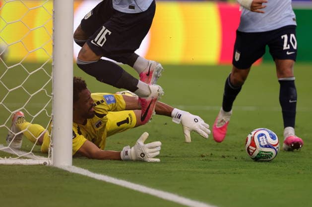 FIFA World Cup, WM, Weltmeisterschaft, Fussball 2026 - Group H - Uruguay vs Cape Verde Goalkeeper Vozinha of Cape Verde (C) in action against Mathias Olivera (L) and Maximiliano Araujo (R) in the play that led to a disallowed goal during the FIFA World Cup 2026 group stage match Uruguay against Cape Verde, in Miami, Florida, USA, 21 June 2026. MIAMI United States  Copyright: xCRISTOBALxHERRERA-ULASHKEVICHx