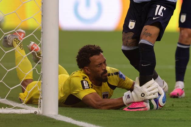 FIFA World Cup, WM, Weltmeisterschaft, Fussball 2026 - Group H - Uruguay vs Cape Verde Goalkeeper Vozinha of Cape Verde (L) in action against Mathias Olivera (R) in the play that led to a disallowed goal during the FIFA World Cup 2026 group stage match Uruguay against Cape Verde, in Miami, Florida, USA, 21 June 2026. MIAMI United States  Copyright: xCRISTOBALxHERRERA-ULASHKEVICHx