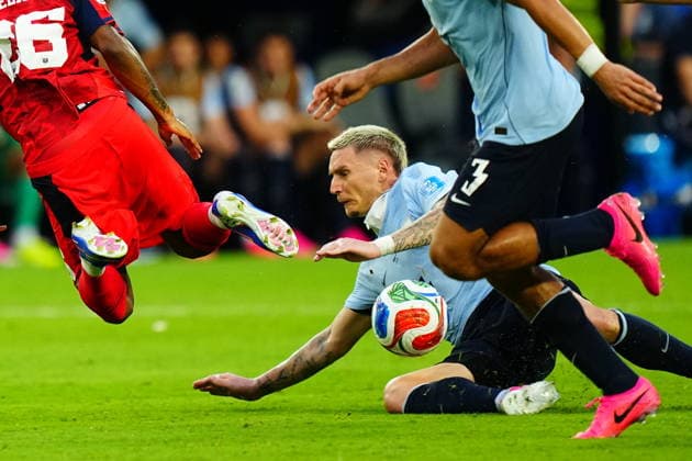 Uruguay v Cape Verde - FIFA World Cup, WM, Weltmeisterschaft, Fussball 2026 - Group H FLORIDA, USA - JUNE 21: Guillermo Varela (R) of Uruguay in action against Helio Varela (26) of Cape Verde during the 2026 FIFA World Cup First Stage Group H match between Uruguay and Cape Verde at the Hard Rock Stadium (Miami Stadium) in Miami Gardens, Florida, United States on June 21, 2026. Evrim Aydin Anadolu Florida United States. Editorial use only. Please get in touch for any other usage.  Copyright: x2026xAnadoluxEvrimxAydinx