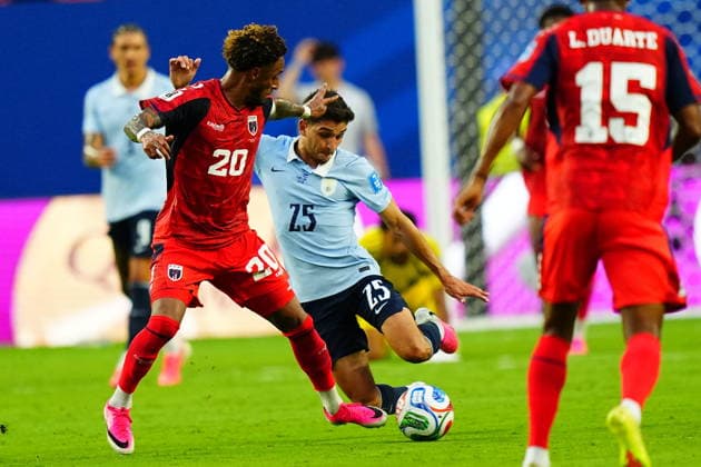 Uruguay v Cape Verde - FIFA World Cup, WM, Weltmeisterschaft, Fussball 2026 - Group H FLORIDA, USA - JUNE 21: Juan Manuel Sanabria (25) of Uruguay in action against Ryan Mendes (20) of Cape Verde during the 2026 FIFA World Cup First Stage Group H match between Uruguay and Cape Verde at the Hard Rock Stadium (Miami Stadium) in Miami Gardens, Florida, United States on June 21, 2026. Evrim Aydin Anadolu Florida United States. Editorial use only. Please get in touch for any other usage.  Copyright: x2026xAnadoluxEvrimxAydinx