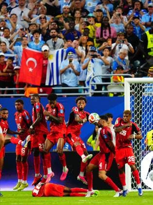 Uruguay v Cape Verde - FIFA World Cup, WM, Weltmeisterschaft, Fussball 2026 - Group H FLORIDA, USA - JUNE 21: A fan opens a Turkish flag behind a defensive wall during the 2026 FIFA World Cup First Stage Group H match between Uruguay and Cape Verde at the Hard Rock Stadium (Miami Stadium) in Miami Gardens, Florida, United States on June 21, 2026. Evrim Aydin Anadolu Florida United States. Editorial use only. Please get in touch for any other usage.  Copyright: x2026xAnadoluxEvrimxAydinx