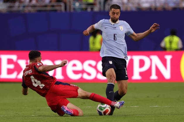 FIFA World Cup, WM, Weltmeisterschaft, Fussball 2026 - Group H - Uruguay vs Cape Verde Roberto Lopes of Cape Verde (L) in action against Rodrigo Bentancur of Uruguay (R) during the FIFA World Cup 2026 group stage match Uruguay against Cape Verde, in Miami, Florida, USA, 21 June 2026. MIAMI United States  Copyright: xCRISTOBALxHERRERA-ULASHKEVICHx