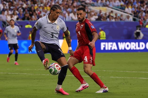 FIFA World Cup, WM, Weltmeisterschaft, Fussball 2026 - Group H - Uruguay vs Cape Verde Darwin Nunez of Uruguay (L) in action against Roberto Lopes of Cape Verde (R) during the FIFA World Cup 2026 group stage match Uruguay against Cape Verde, in Miami, Florida, USA, 21 June 2026. MIAMI United States  Copyright: xCRISTOBALxHERRERA-ULASHKEVICHx