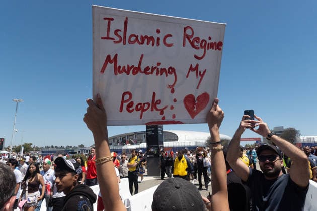 June 21, 2026, Ingelwood, California, USA: People protest the Iranian regime following the FIFA World Cup, WM, Weltmeisterschaft, Fussball 2026 Group G match between Belgium and IR Iran at Los Angeles Stadium on June 21, 2026 in Inglewood, California. Ingelwood USA - ZUMAb148 20260621_zap_b148_065 Copyright: xBryanxSmithx