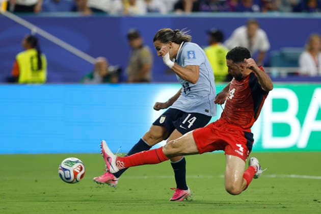 Agustín Canobbio (L) of Uruguay vies for the ball with Roberto Lopes of Cape Verde in a Group H match of the 2026 FIFA World Cup, WM, Weltmeisterschaft, Fussball between Uruguay and Cape Verde at Hard Rock Stadium in Miami, USA 21 June 2026. FIFA World Cup 2026: Uruguay - Cape Verde !ACHTUNG: NUR REDAKTIONELLE NUTZUNG!  Copyright: xAlbertoxEstevezx AMDEP7067 20260622-55020669663_1