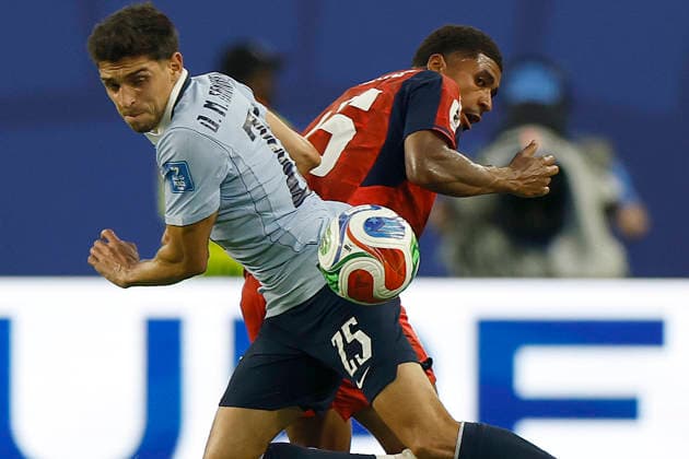 Juan Sanabria (L) of Uruguay vies for the ball with Laros Duarte of Cape Verde in a Group H match of the 2026 FIFA World Cup, WM, Weltmeisterschaft, Fussball between Uruguay and Cape Verde at Hard Rock Stadium in Miami, USA 21 June 2026. FIFA World Cup 2026: Uruguay - Cape Verde !ACHTUNG: NUR REDAKTIONELLE NUTZUNG!  Copyright: xAlbertoxEstevezx AMDEP7073 20260622-55020669668_1