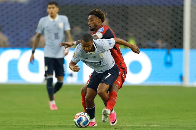 Nicolas de la Cruz (front) of Uruguay vies for the ball with Ryan Mendes of Cape Verde in a Group H match of the 2026 FIFA World Cup, WM, Weltmeisterschaft, Fussball between Uruguay and Cape Verde at Hard Rock Stadium in Miami, USA 21 June 2026. FIFA World Cup 2026: Uruguay - Cape Verde !ACHTUNG: NUR REDAKTIONELLE NUTZUNG!  Copyright: xAlbertoxEstevezx AMDEP7064 20260622-55020669677_1