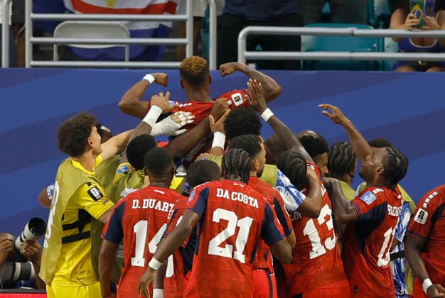 Cape Verde players celebrate a goal by Helio Varela (C) in a Group H match of the 2026 FIFA World Cup, WM, Weltmeisterschaft, Fussball between Uruguay and Cape Verde at Hard Rock Stadium in Miami, USA 21 June 2026. FIFA World Cup 2026: Uruguay - Cape Verde !ACHTUNG: NUR REDAKTIONELLE NUTZUNG!  Copyright: xAlbertoxEstevezx AMDEP7054 20260622-55020669689_1