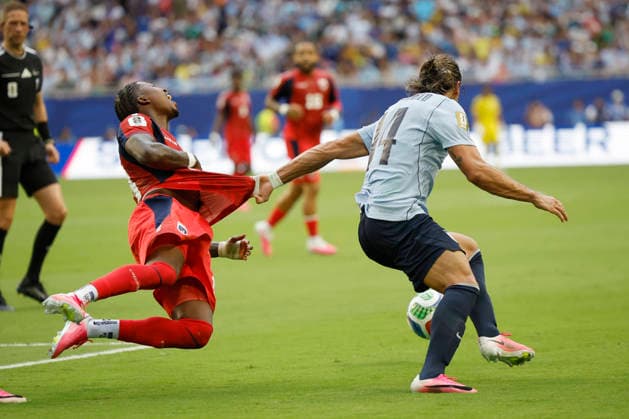 Agustin Canobbio (R) of Uruguay vies for the ball with Sidny Lopes of Cape Verde in a Group H match of the 2026 FIFA World Cup, WM, Weltmeisterschaft, Fussball between Uruguay and Cape Verde at Hard Rock Stadium in Miami, USA 21 June 2026. FIFA World Cup 2026: Uruguay - Cape Verde !ACHTUNG: NUR REDAKTIONELLE NUTZUNG!  Copyright: xAlbertoxEstevezx AMDEP7052 20260622-55020669695_1