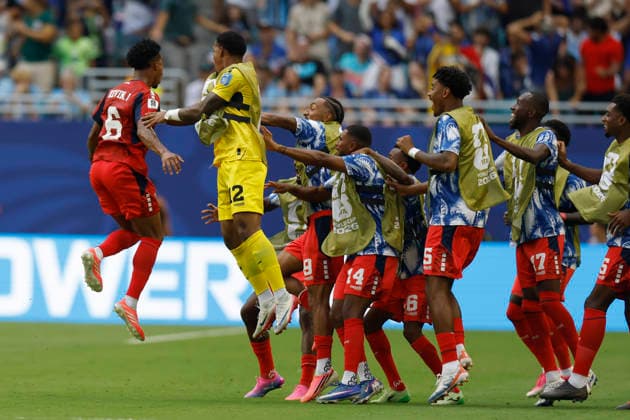 Cape Verde players celebrate a goal by Kevin Pina (L) in a Group H match of the 2026 FIFA World Cup, WM, Weltmeisterschaft, Fussball between Uruguay and Cape Verde at Hard Rock Stadium in Miami, USA 21 June 2026. FIFA World Cup 2026: Uruguay - Cape Verde !ACHTUNG: NUR REDAKTIONELLE NUTZUNG!  Copyright: xAlbertoxEstevezx AMDEP7029 20260622-55020669713_1