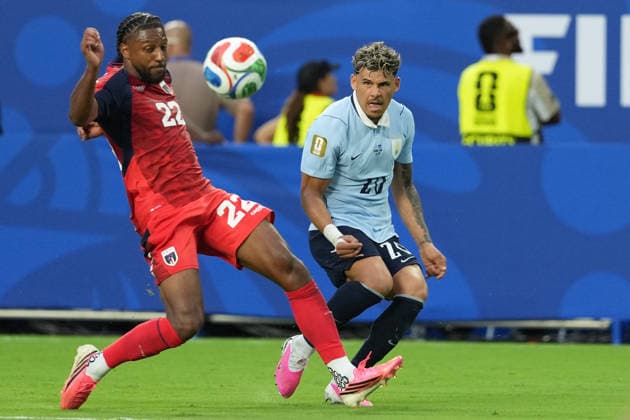 Maximiliano Araujo (R) of Uruguay battles for the ball with Steven Moreira (L) of Cape Verde during a Group H match of the 2026 FIFA World Cup, WM, Weltmeisterschaft, Fussball between Uruguay and Cape Verde at Hard Rock Stadium in Miami, USA, 21 June 2026. 2026 FIFA World Cup: Group H - Uruguay - Cape Verde !ACHTUNG: NUR REDAKTIONELLE NUTZUNG!  Copyright: xAlbertoxBoalx AMDEP7069 20260622-55020669563008_1008