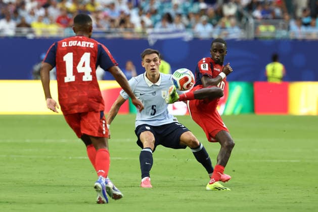 MIAMI GARDENS, FL - JUNE 21: Cape Verde midfielder Jamiro Monteiro (10) tries to kick the ball away from Uruguay midfielder Manuel Ugarte (5) in the second half during the FIFA World Cup, WM, Weltmeisterschaft, Fussball 2026 game Group H match between Uruguay and Cabo Verde on June 21, 2026 at Miami Stadium in Miami Gardens, FL (Photo by Peter Joneleit Icon Sportswire) SOCCER: JUN 21 FIFA World Cup 26 Group H - Uruguay vs Cabo Verde EDITORIAL USE ONLY Icon260615044