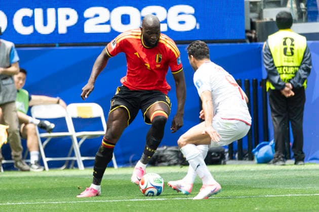 June 21, 2026, Los Angeles, California, USA: Belgium Romelu Lukaku (9) in actions against IR Iran Shoja Khalilzadeh (4) vie for the ball during the FIFA World Cup, WM, Weltmeisterschaft, Fussball Group G soccer match at SoFi Stadium in Inglewood, Calif., Sunday, June 21, 2026. World Cup 2026: IR Iran 0:0 Belgium  - ZUMAc68_ 20260621_zaf_c68_056 Copyright: xRingoxChiux