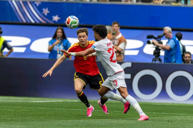 June 21, 2026, Los Angeles, California, USA: Belgium Maxim De Cuyper (5) and IR Iran Ramin Rezaeian (23) vie for the ball during the FIFA World Cup, WM, Weltmeisterschaft, Fussball Group G soccer match at SoFi Stadium in Inglewood, Calif., Sunday, June 21, 2026. World Cup 2026: IR Iran 0:0 Belgium  - ZUMAc68_ 20260621_zaf_c68_057 Copyright: xRingoxChiux