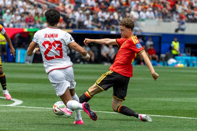 June 21, 2026, Los Angeles, California, USA: Belgium Maxim De Cuyper (5) and IR Iran Ramin Rezaeian (23) vie for the ball during the FIFA World Cup, WM, Weltmeisterschaft, Fussball Group G soccer match at SoFi Stadium in Inglewood, Calif., Sunday, June 21, 2026. Los Angeles USA - ZUMAc68_ 20260621_zaf_c68_063 Copyright: xRingoxChiux