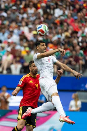 June 21, 2026, Los Angeles, California, USA: IR Iran Mehdi Taremi (9) Belgium Brandon Mechele (4) vie for the ball during the FIFA World Cup, WM, Weltmeisterschaft, Fussball Group G soccer match at SoFi Stadium in Inglewood, Calif., Sunday, June 21, 2026. World Cup 2026: IR Iran 0:0 Belgium  - ZUMAc68_ 20260621_zaf_c68_058 Copyright: xRingoxChiux