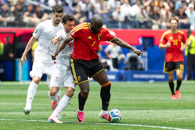 June 21, 2026, Los Angeles, California, USA: Belgium Romelu Lukaku (9) IR Iran Shoja Khalilzadeh (4) vie for the ball during the FIFA World Cup, WM, Weltmeisterschaft, Fussball Group G soccer match at SoFi Stadium in Inglewood, Calif., Sunday, June 21, 2026. Los Angeles USA - ZUMAc68_ 20260621_zaf_c68_066 Copyright: xRingoxChiux