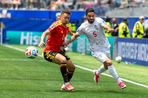 June 21, 2026, Los Angeles, California, USA: IR Iran Milad Mohammadi (5) and Belgium Timothy Castagne (21) vie for the ball during the FIFA World Cup, WM, Weltmeisterschaft, Fussball Group G soccer match at SoFi Stadium in Inglewood, Calif., Sunday, June 21, 2026. World Cup 2026: IR Iran 0:0 Belgium  - ZUMAc68_ 20260621_zaf_c68_070 Copyright: xRingoxChiux